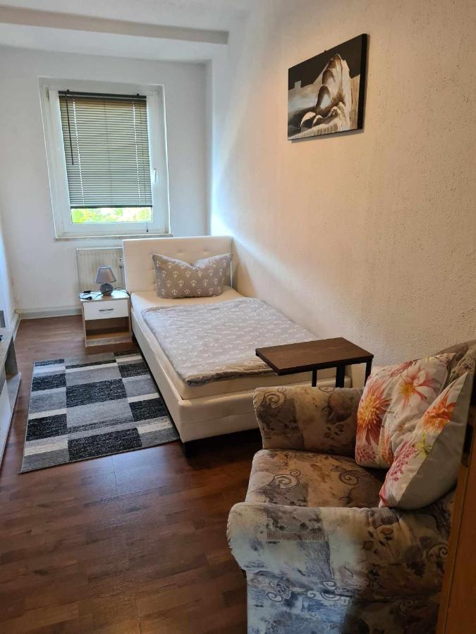 Kleine Wohnung Fuer Monteure Und Dienstreisen Цвиккау Экстерьер фото