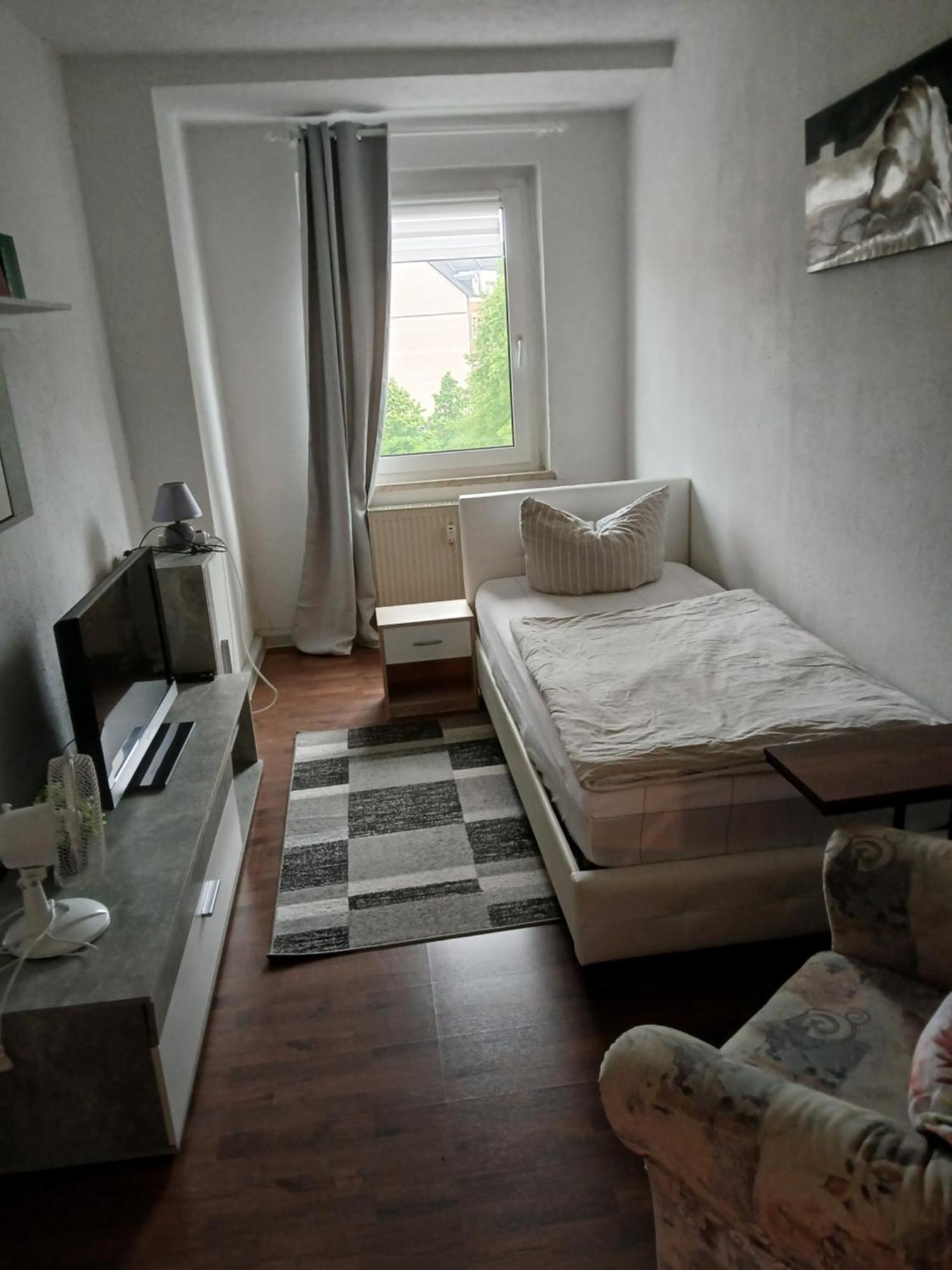 Kleine Wohnung Fuer Monteure Und Dienstreisen Цвиккау Экстерьер фото